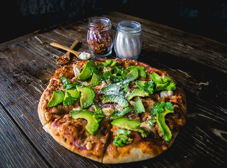 Pizza originale con avocado fatta in casa
